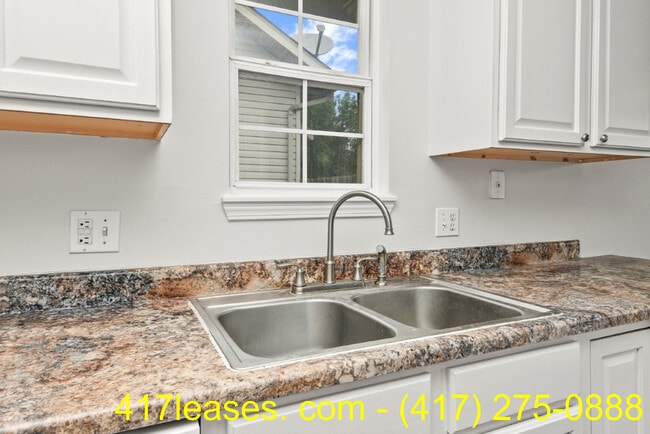 Building Photo - 834 S Duke Ave