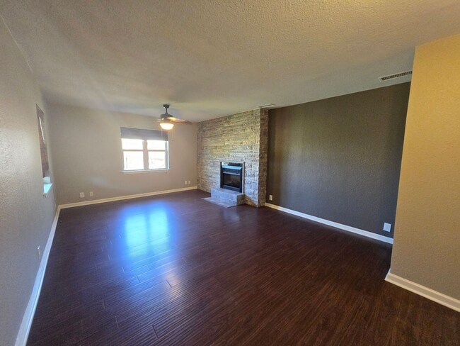Building Photo - 3 Bedroom 2 Bath 2 Car Garage - Backs Up To A Nice Farm