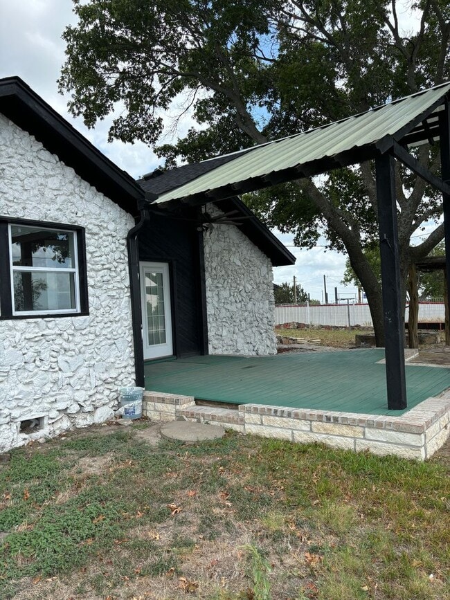 Building Photo - 1 Month Free Rent!! FarmHouse with Room for Everyone