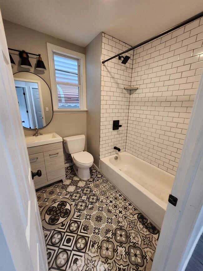 Building Photo - 23 Bayview Ave