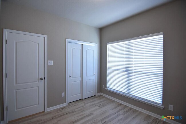 Building Photo - 1040 Lakeway Crossing Dr