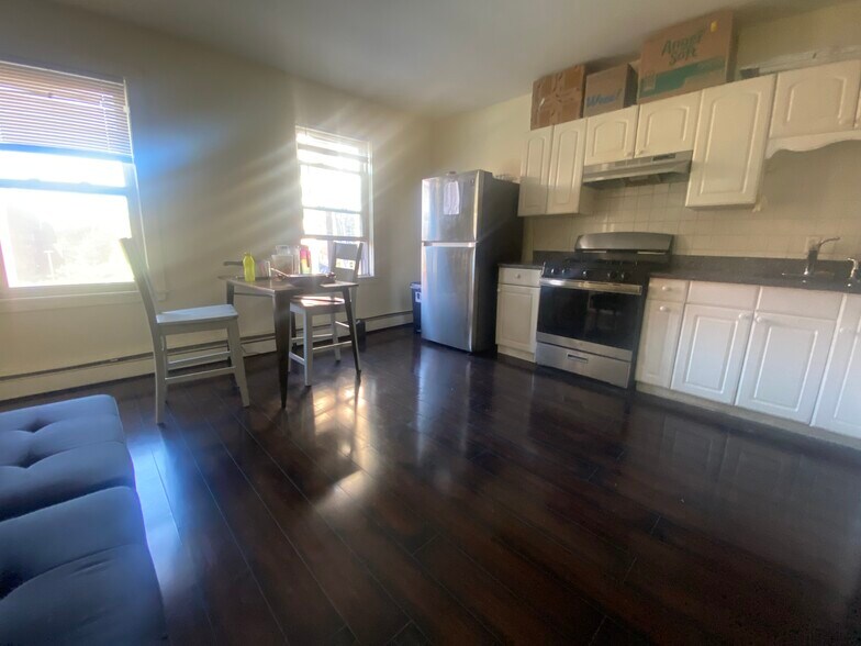 Primary Photo - 1576 Tremont St