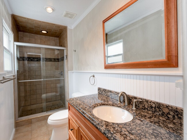 Building Photo - 1805 Oneida Ct