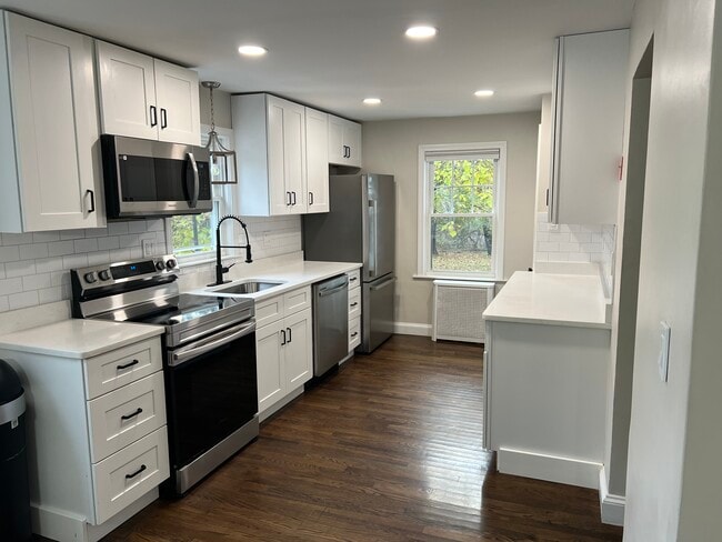 Building Photo - 296 Oak St