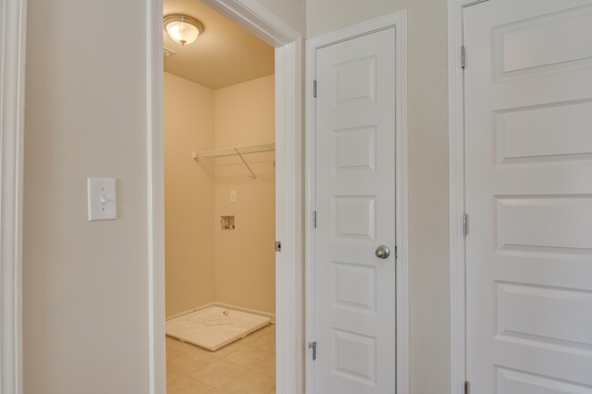 Building Photo - 5014 Vine Ln