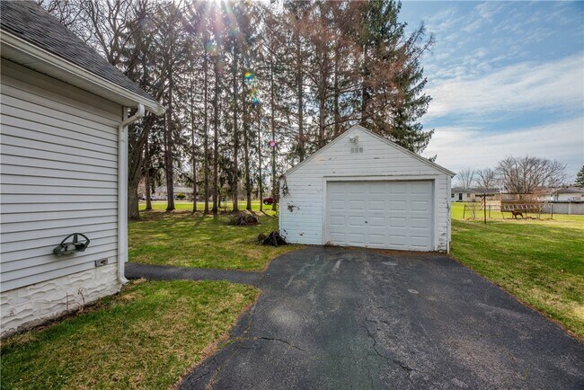 Building Photo - 133 River Meadow Dr