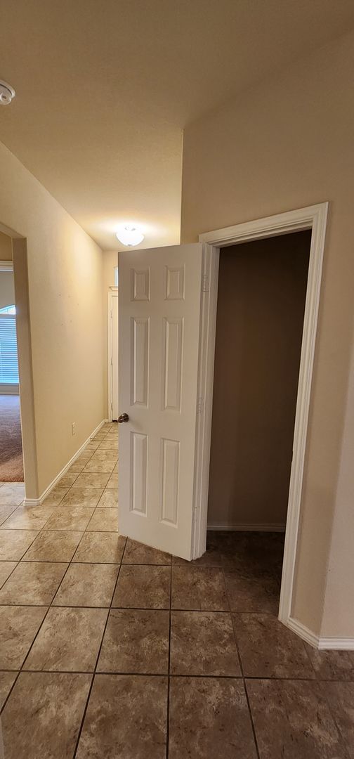 Building Photo - Beautiful 3 Bedroom House