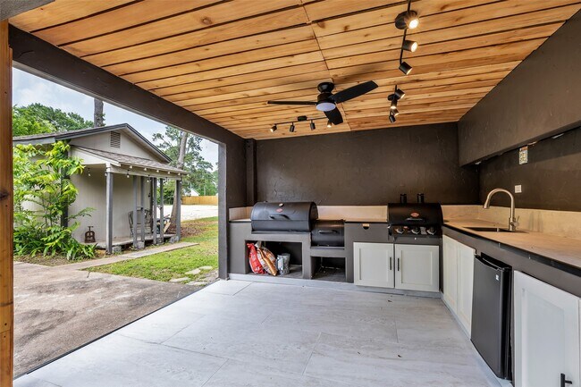 Building Photo - 22502 Fields Ln