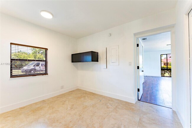 Building Photo - 636 Hibiscus Dr