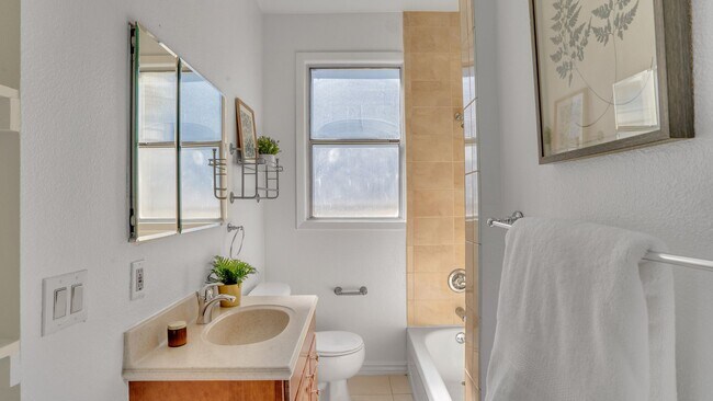 Building Photo - Two Bedroom Condo in SOMA with Yard, Parking, and W/D.