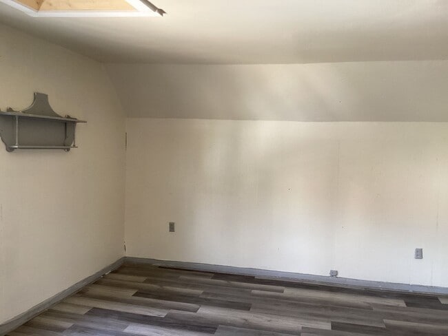 Building Photo - 5 bedroom single family home