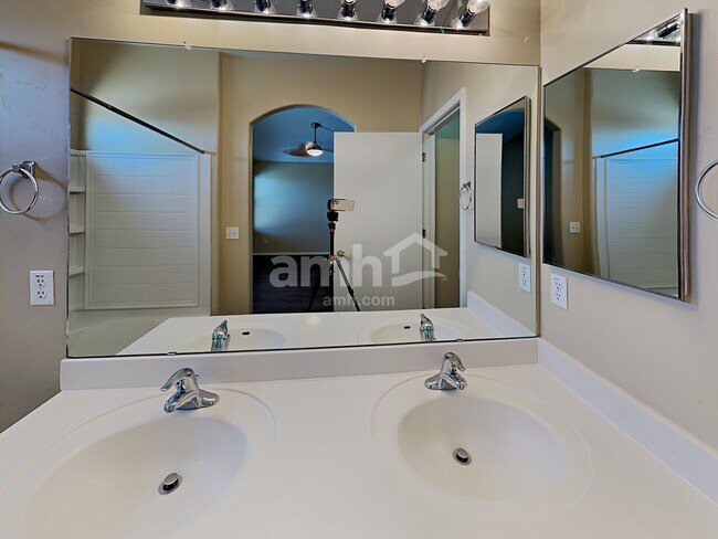 Building Photo - 5556 S Desert Redbud Dr