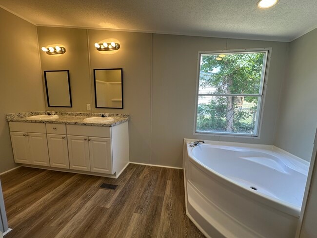 Building Photo - 319 Bridgeview Dr
