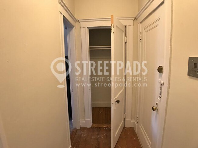 Building Photo - bedroom in Boston MA 02215