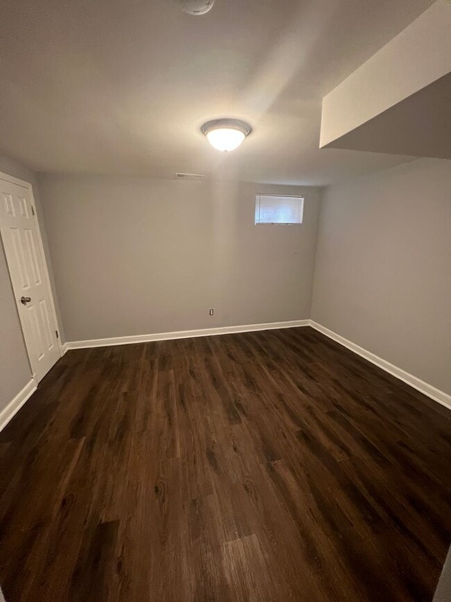 Building Photo - Amazing 6 Bedroom 2 Bathroom home with dual driveways