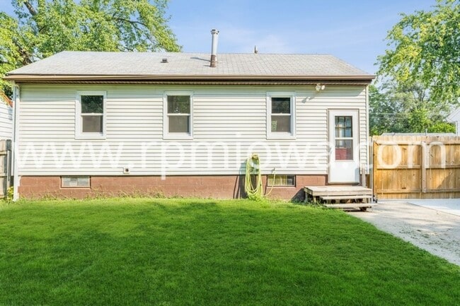 Building Photo - COZY RANCH!! 2 Bedroom, 1 Bathroom Home in Des Moines