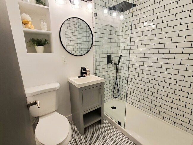 Building Photo - 908 Victoria Ave