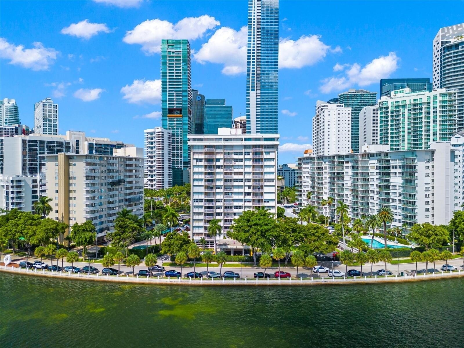 Building Photo - 1420 Brickell Bay Dr