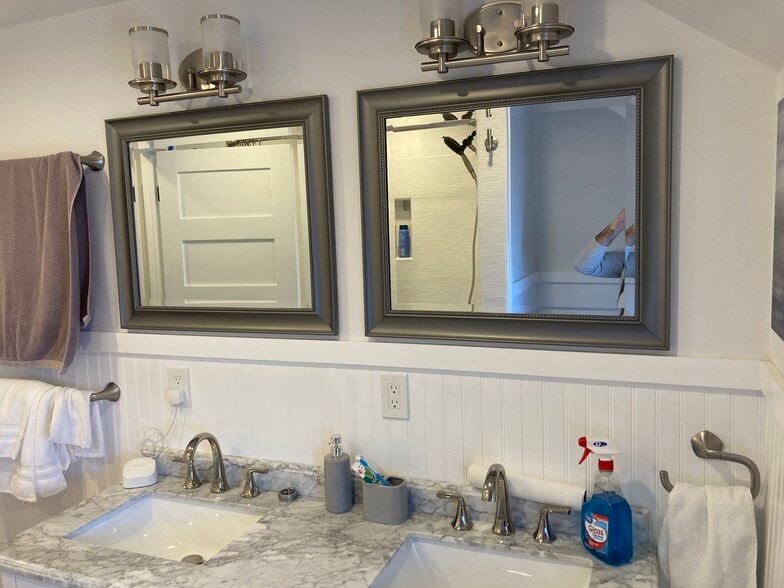 Building Photo - 324 E Commercial St