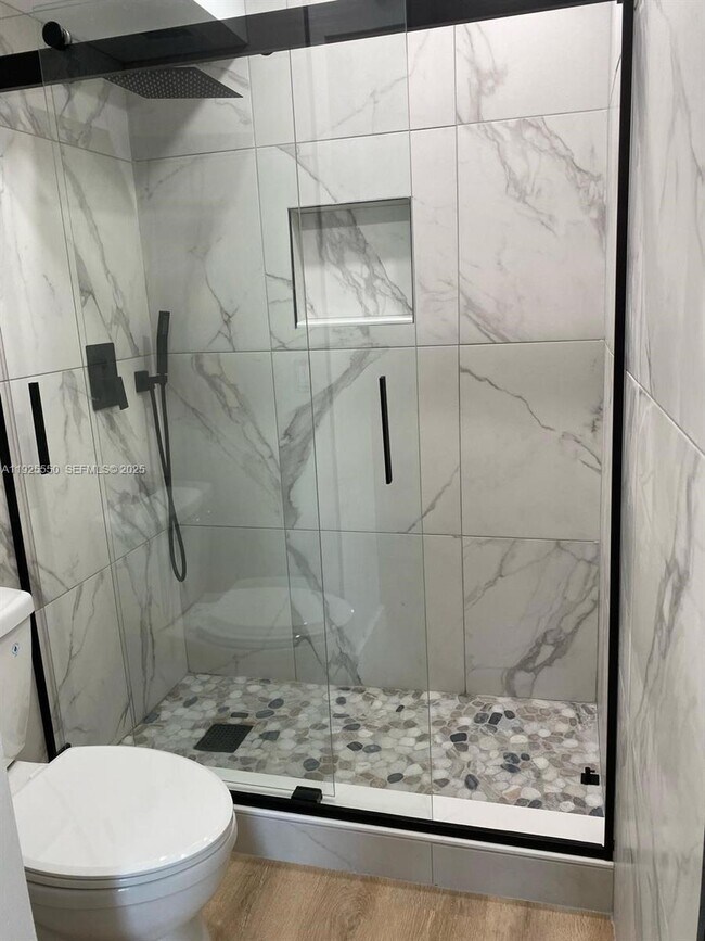 Building Photo - 2350 NE 135th St