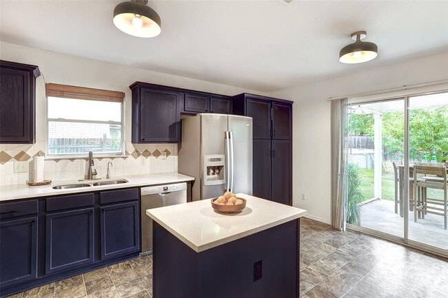 Building Photo - 15501 Sarah's Creek Dr