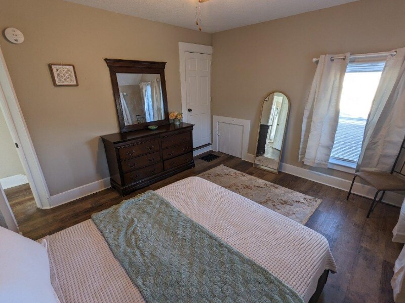 Building Photo - 902-904 W Locust St