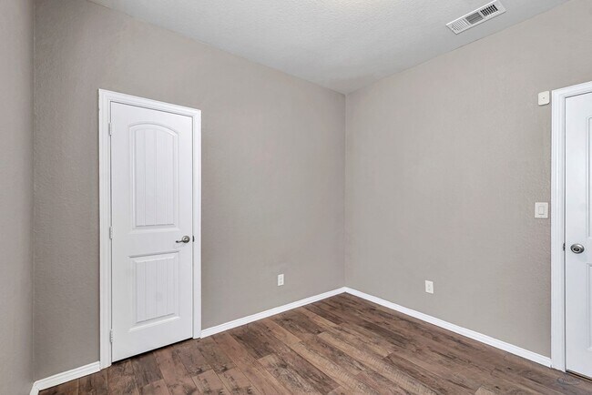 Building Photo - 5 Brooks Ranch Rd