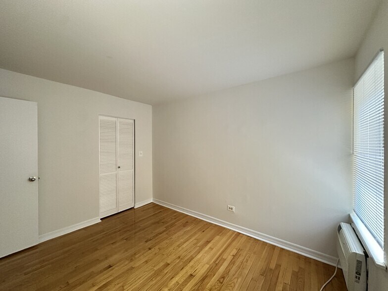 Building Photo - 6830 N Sheridan Rd