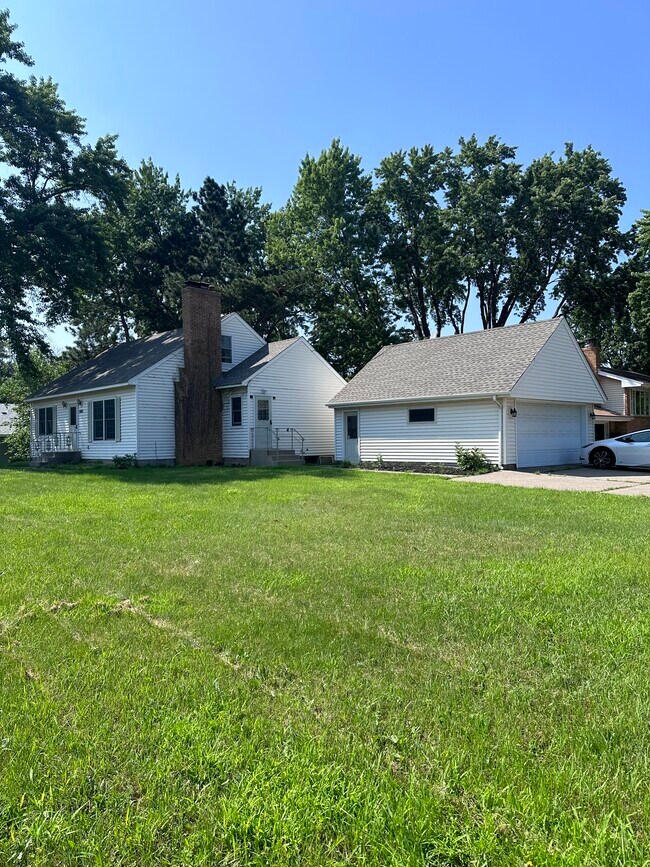 Primary Photo - 1655 Birch Lake Ave