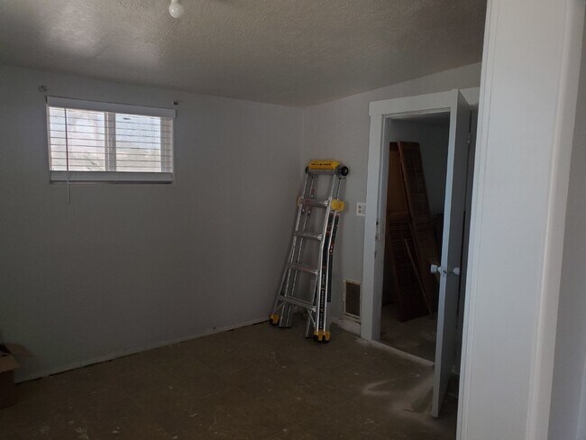 Building Photo - Move In Ready: Charming 3-Bed, 2-Bath Home in Camelback East - Available October 1, 2024!