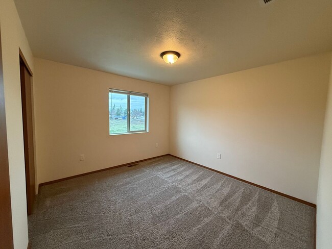 Building Photo - 612 S Chronicle Rd