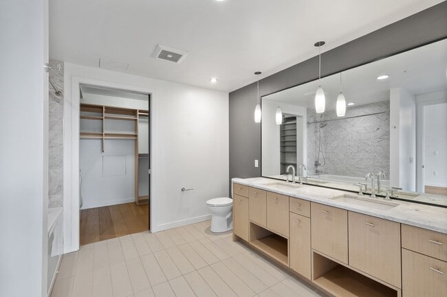 Building Photo - Luxurious 1 bedroom in Capital Hill!