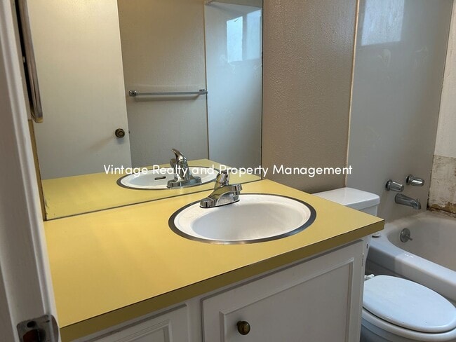 Building Photo - Back On The Rental Market Nice Cozy 3 Bedroom Half Plex Home!!!