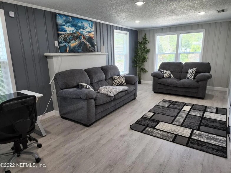 LR#3 - 2543 Lewis St