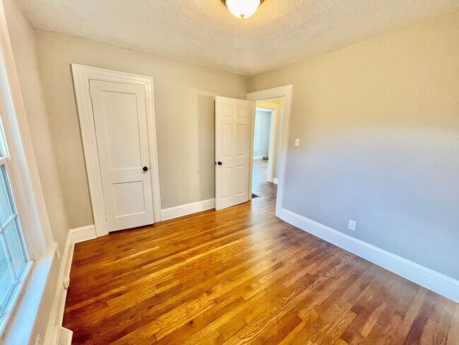 Building Photo - Freshly renovated 3 Bed 1 Bath Home Near UNCG!