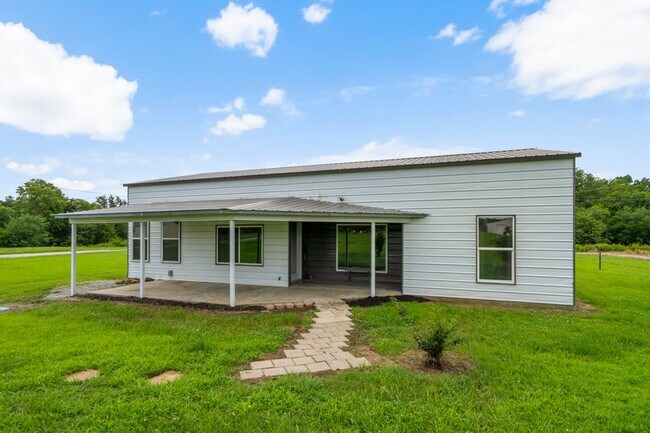 Building Photo - Modern Comfort on 1 Acre in Coweta – Available Now!