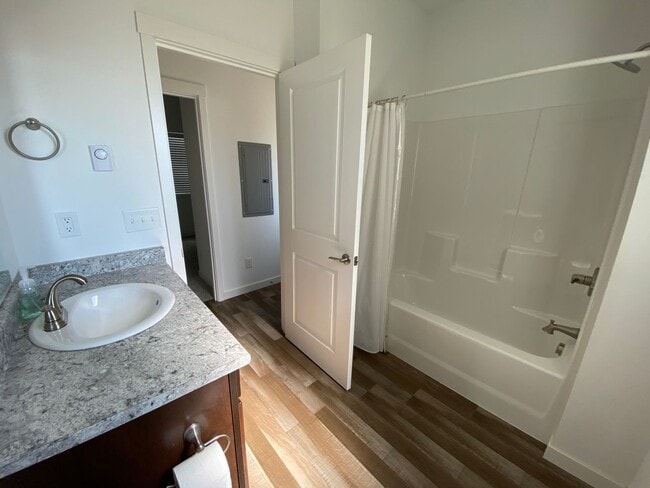 Building Photo - 3 Bedroom Close to Town