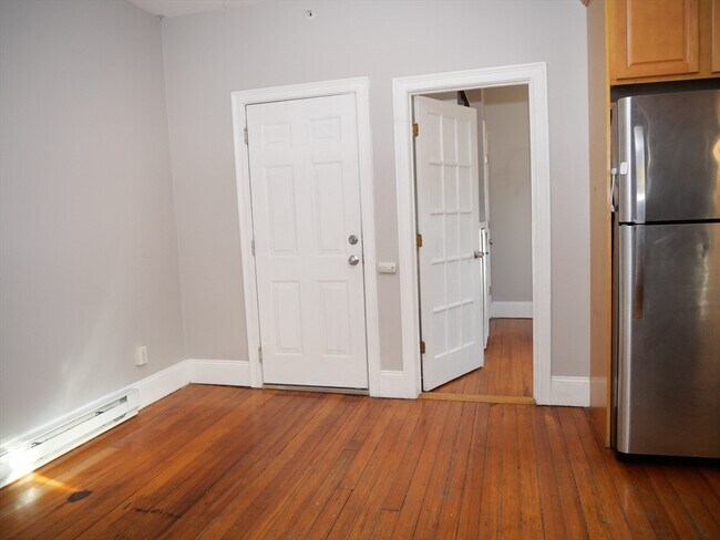 Building Photo - 14 Chestnut Hill Ave