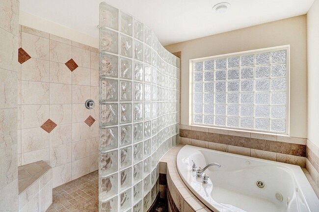 Building Photo - 2 Bed 2 Bath w/Large Office - Penn Cove Vi...