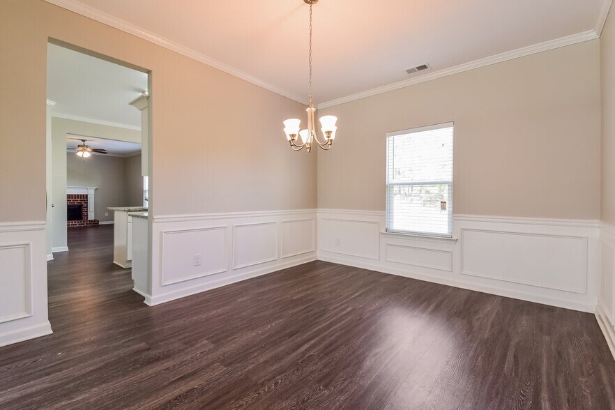 Building Photo - 643 Fieldcrest Dr