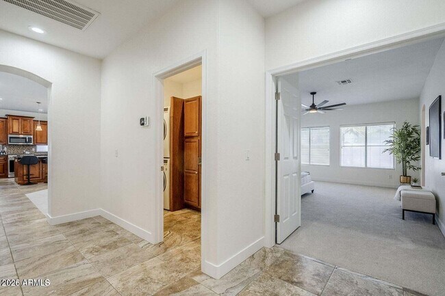 Building Photo - 1001 N Quail Ln
