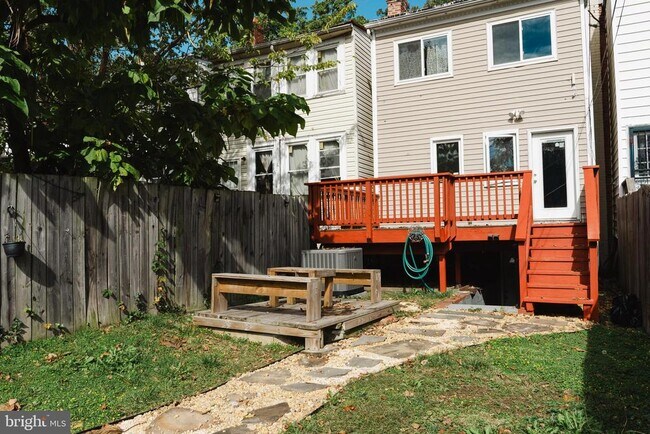 Building Photo - 636 Kenyon St NW