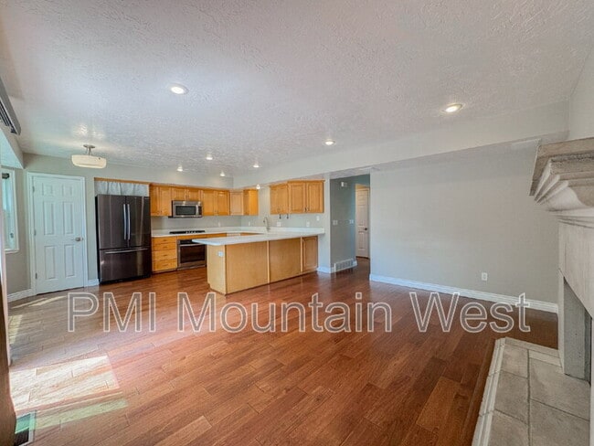 Building Photo - 499 N 200 W