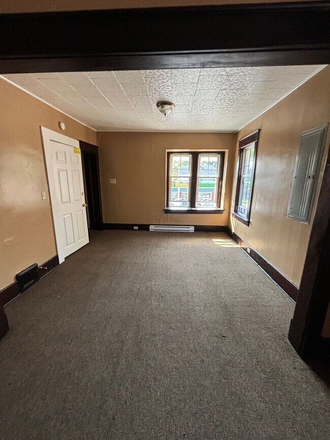 Building Photo - 1108 E Lake Rd