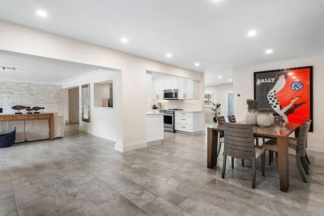 Building Photo - 2021 NW 3rd Ave