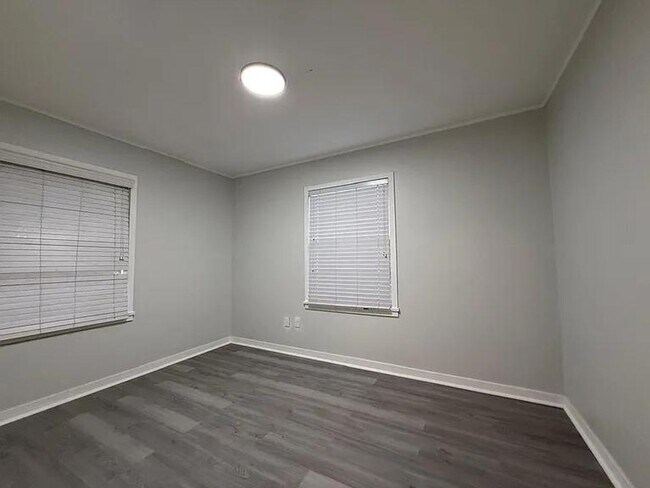 Building Photo - Fresh, Bright & Move-In Ready on Willow Lane!