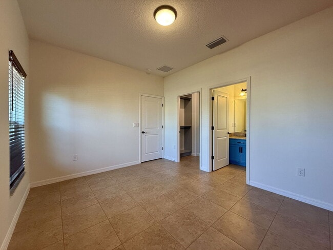 Building Photo - 10551 Park Meadowbrooke Dr