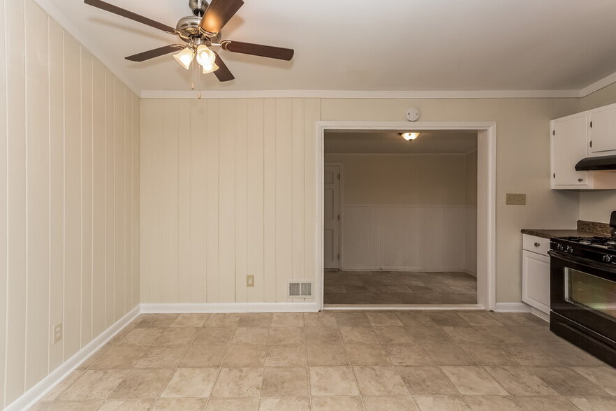 Building Photo - 2432 Woodacres Rd NE