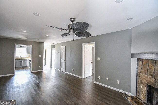 Building Photo - 735 Oak Dr