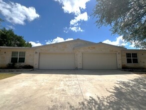 Building Photo - 3-Bedroom/2-Bath Duplex in Lago Vista